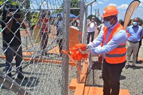 Max Tonela na inauguração da rede eléctrica do Posto Administrativo de Etatara
