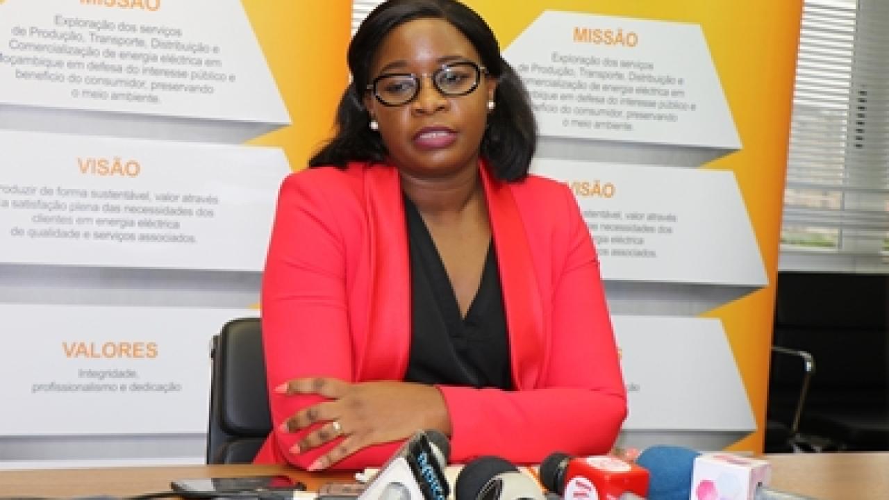 Directora de Operação de Sistema falando, nesta quarta-feira, 20 de Novembro, aos Órgaos de Comunicação Social sobre os trabalhos de substituição da Central Flutuante de Nacala