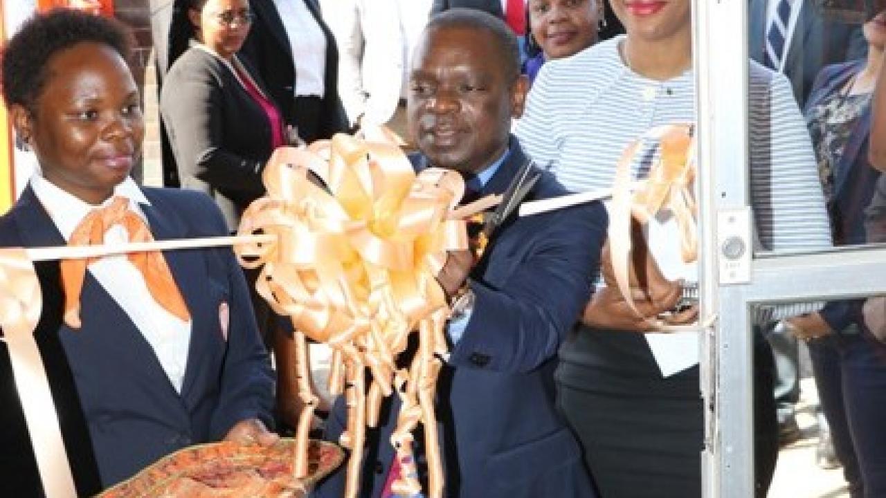 PCA da EDM inaugurando o Balcão Corporate da Matola