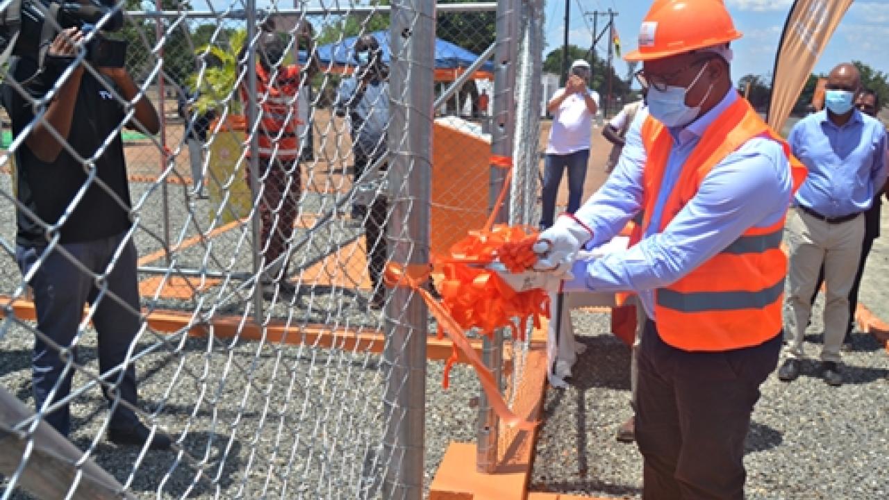 Max Tonela na inauguração da rede eléctrica do Posto Administrativo de Etatara